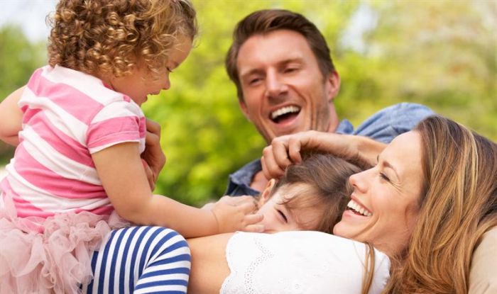 gülümseyen aile ve gülümseyen çocuklar