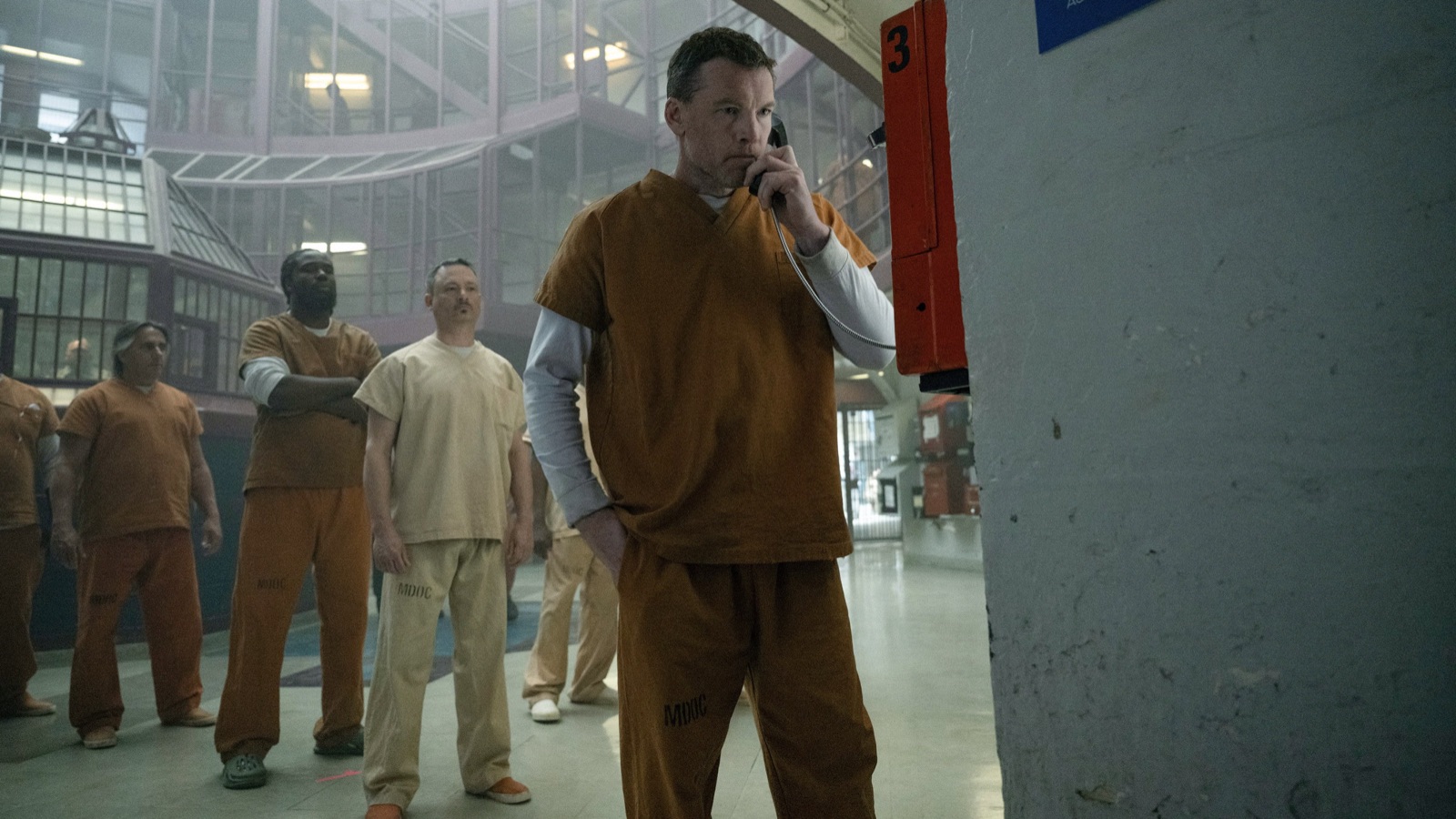 Seni Bulacağım dizisinde hapishanede ankesörlü telefonda konuşan David Burroughs rolündeki Sam Worthington